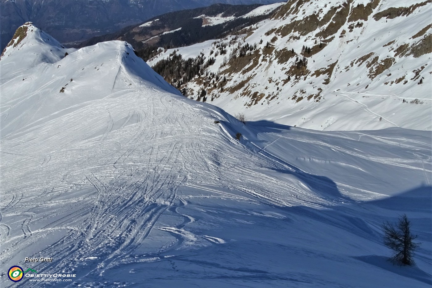 60 La cimetta innevata panoramica sulla Valle di Alboredo mi attira....JPG